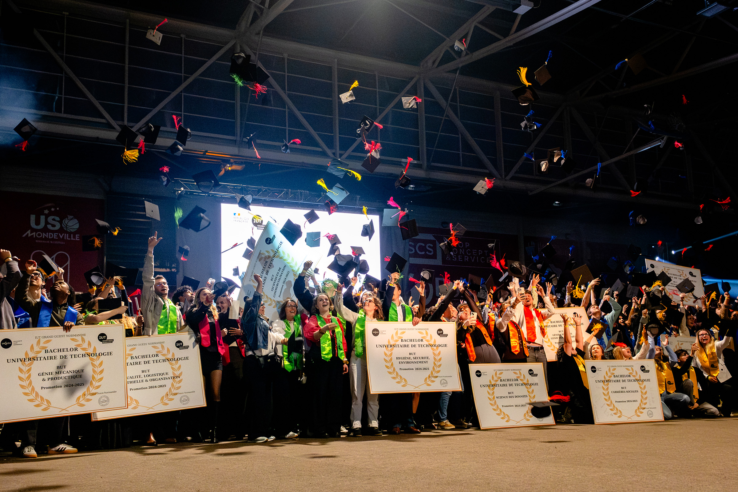 Lancer de chapeaux Cérémonie de diplômes IUT Grand Ouest Normandie