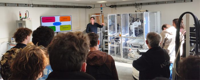 Une cellule robotisée présentée aux étudiants du BUT GEII à Cherbourg